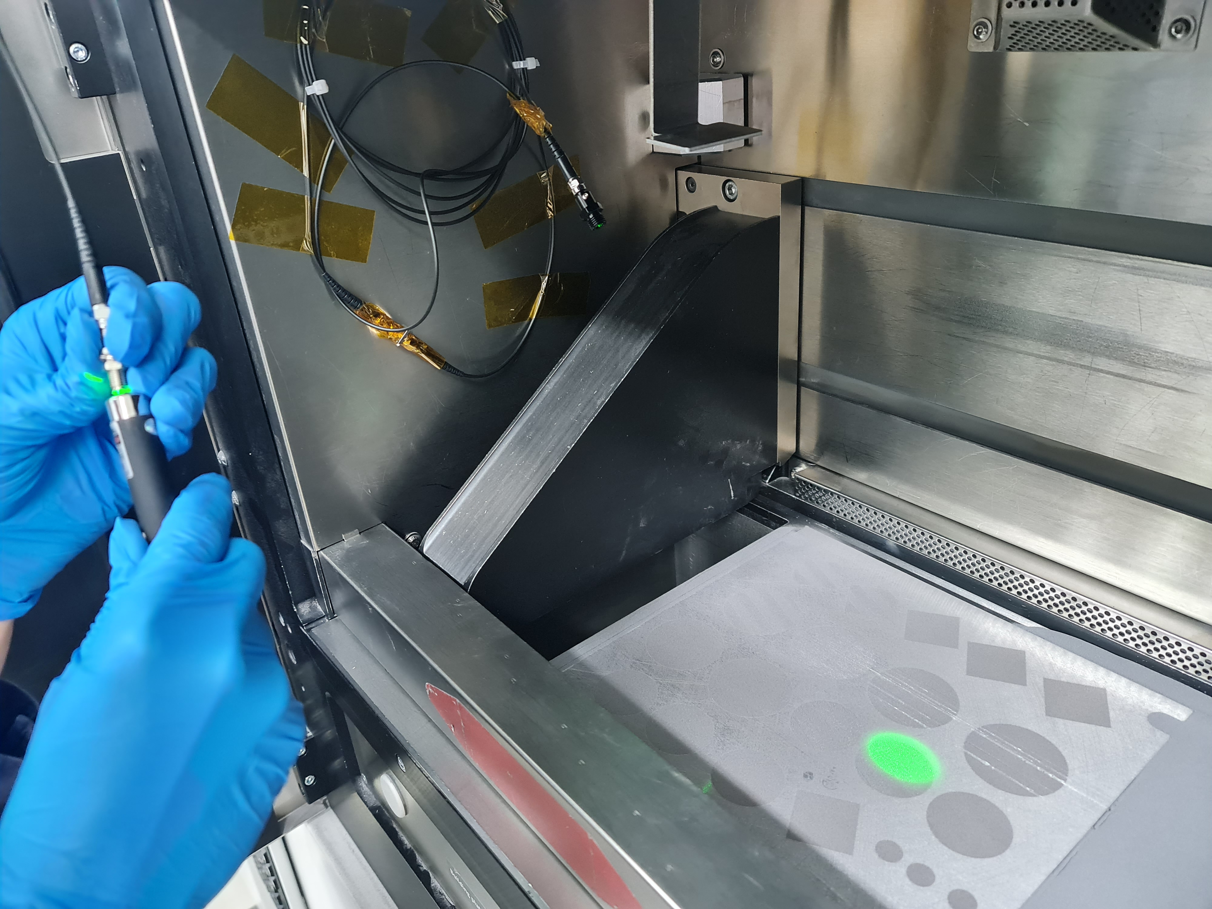 Spectrometer and fiber optic cable positioning